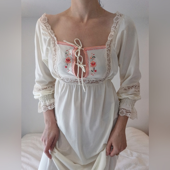 Medium Vintage embroidered boho nightgown, romantic full length lingerie - Picture 6 of 6